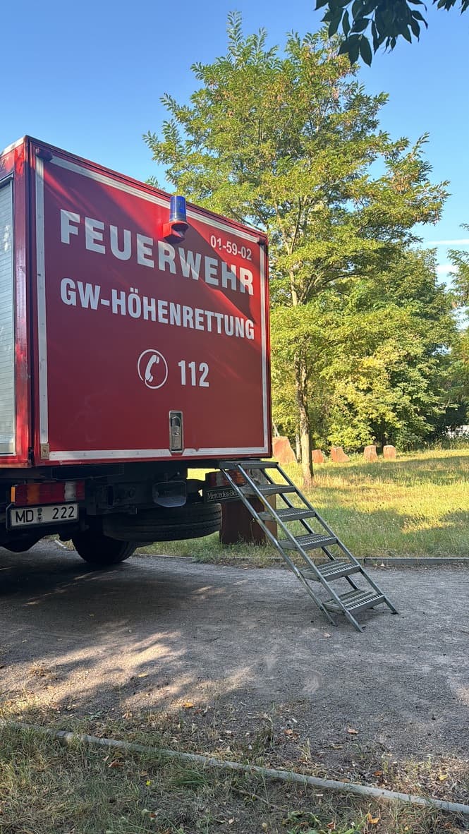 Feuerwehrmann beim Abseilen am Wasserturm