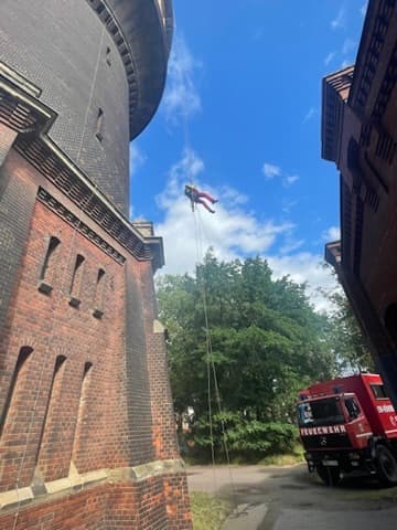 Feuerwehrmann beim Abseilen am Wasserturm