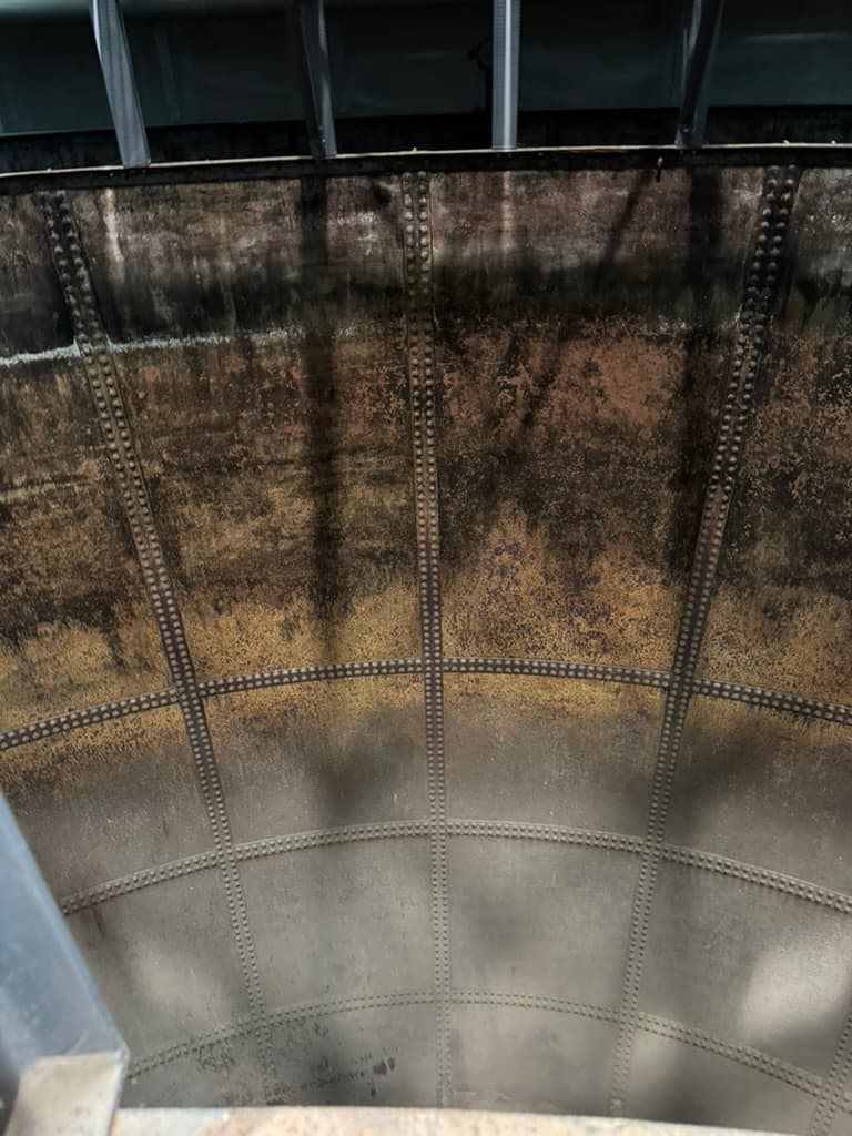 Blick in einen Wasserbehälter 